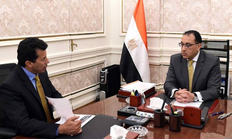 مدبولى يتابع مع وزير الشباب والرياضة جهود تجهيز  بعض المنشآت لتكون جاهزة للعمل كأماكن للعزل الطبى