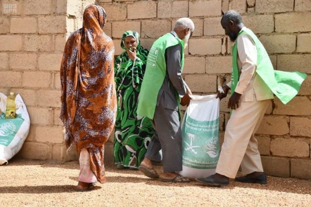   مركز الملك سلمان للإغاثة يوزع سلال غذائية للمحتاجين في السودان وباكستان واليمن
