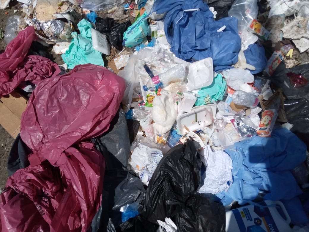   كارثة بيئية في ظل أزمة كورونا.. مخلفات طبية بصناديق القمامة فى منطقة سموحة بالإسكندرية