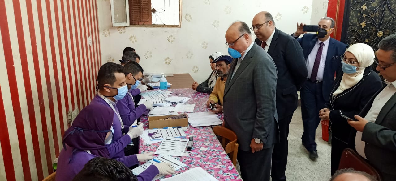   محافظ القاهرة يتفقد مدارس صرف المعاشات ويوجه بتوفير كافة التسهيلات