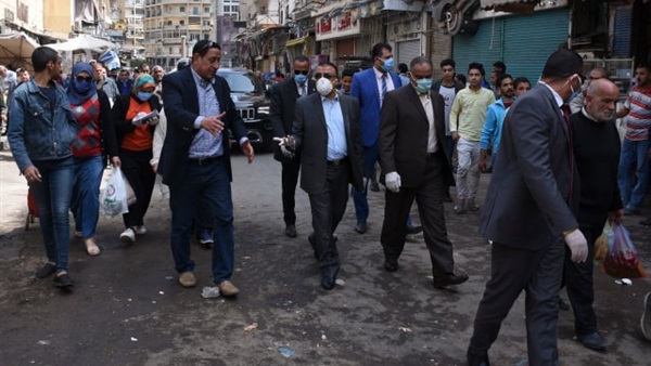   محافظ الإسكندرية يستقل عددا من وسائل النقل وينصح المواطنين بارتداء الكمامات | شاهد
