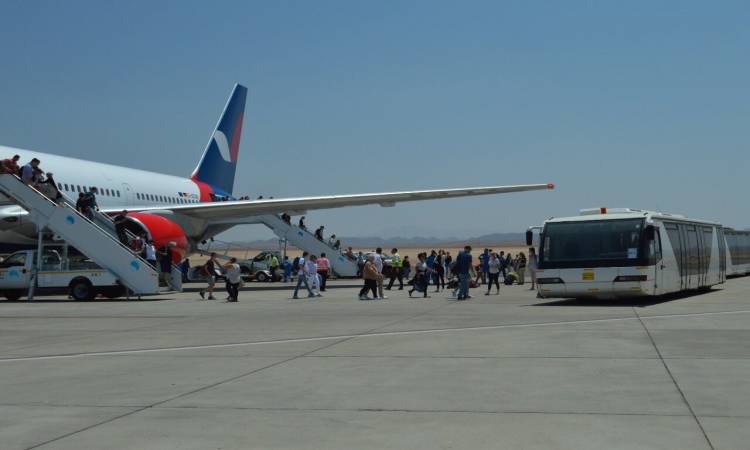   مطار مرسى علم يستقبل 162 راكبًا من العالقين المصريين العائدين من الجزائر