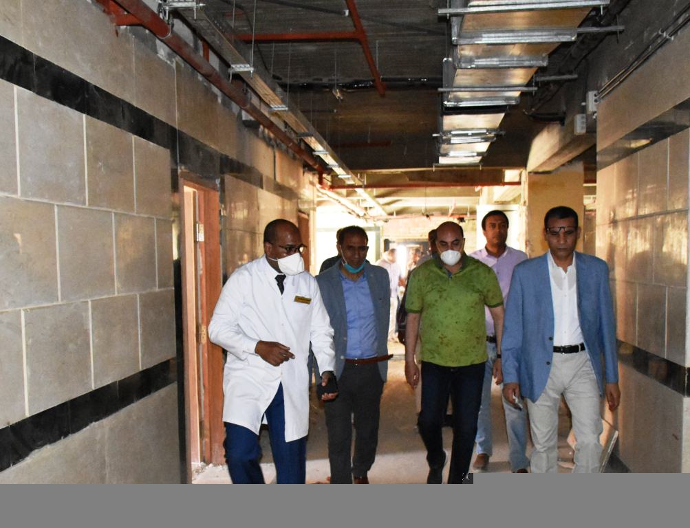   أشرف عطية يتفقد مشروعات التوسعات الجارية بمستشفى أسوان الجامعى لإضافة 300 سرير وغرف عمليات وعناية مركزة بإستثمارات 368 مليون جنيه