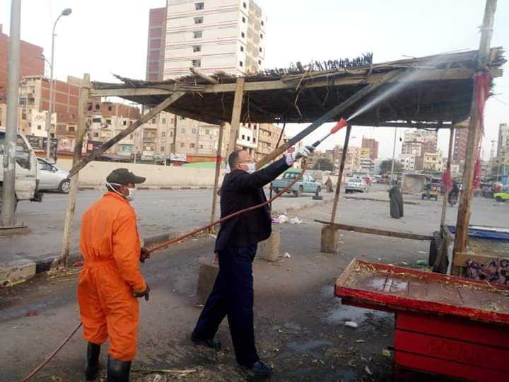   «نائب رئيس حي ثان» يتابع أعمال رش و تطهير سوق «الجمعة» بالإسماعيلية 