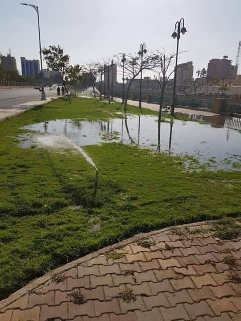   صور|| فتح خطوط المياه على المسطحات الخضراء فى الإسماعيلية لمنع تجمعات «شم النسيم»