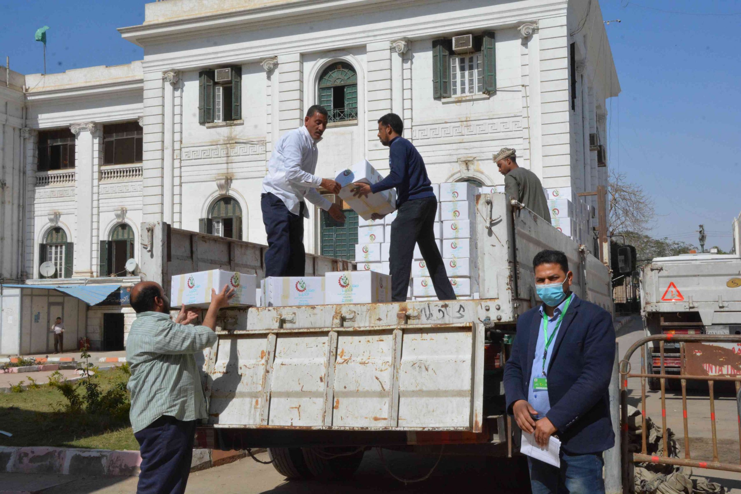   صور|| المنيا توزع 1000 كرتونة مواد غذائية لأسر العزل الصحي المنزلي ببني مزار