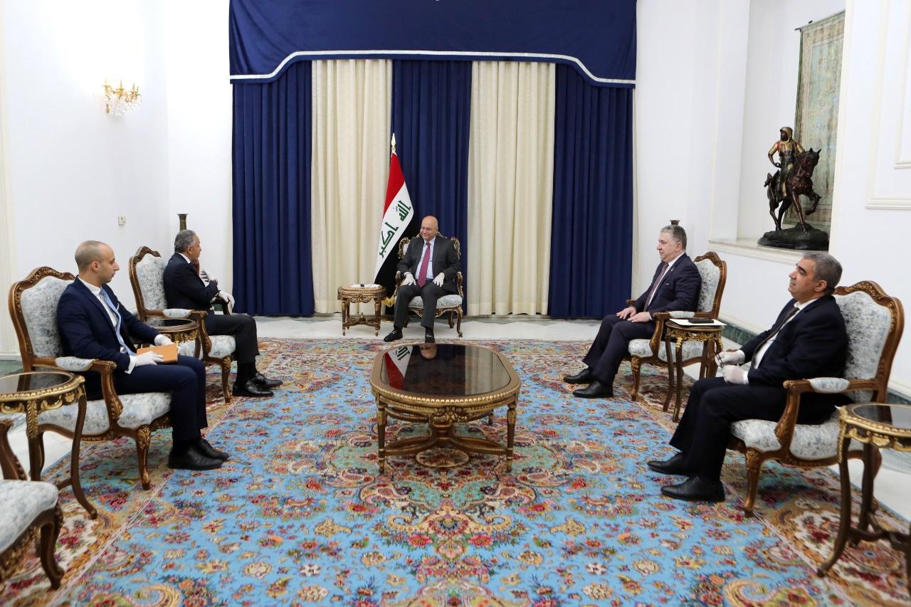   رئيس العراق يستقبل السفير المصري لدى العراق لتعزيز العلاقات الثنائية