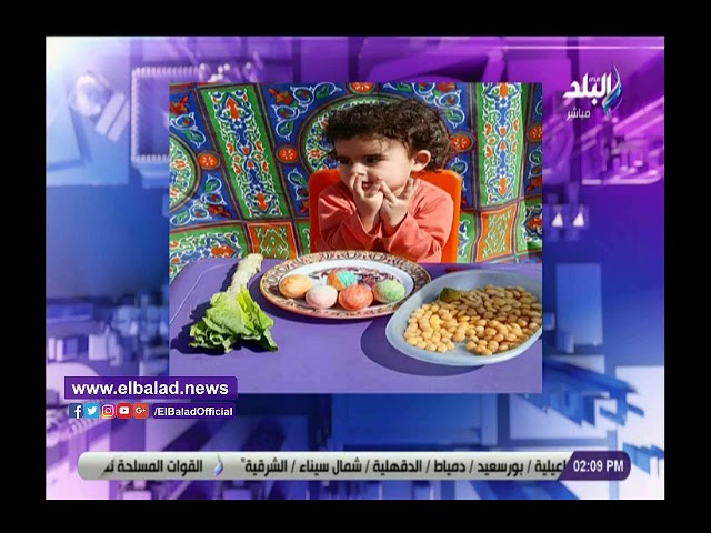 أحمد موسى يعرض صور المواطنين الملتزمين بالمنزل