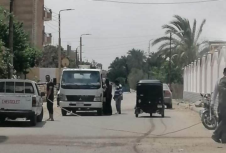 رش طريق السواحل بفايد بعد ظهور حالة «كورونا»