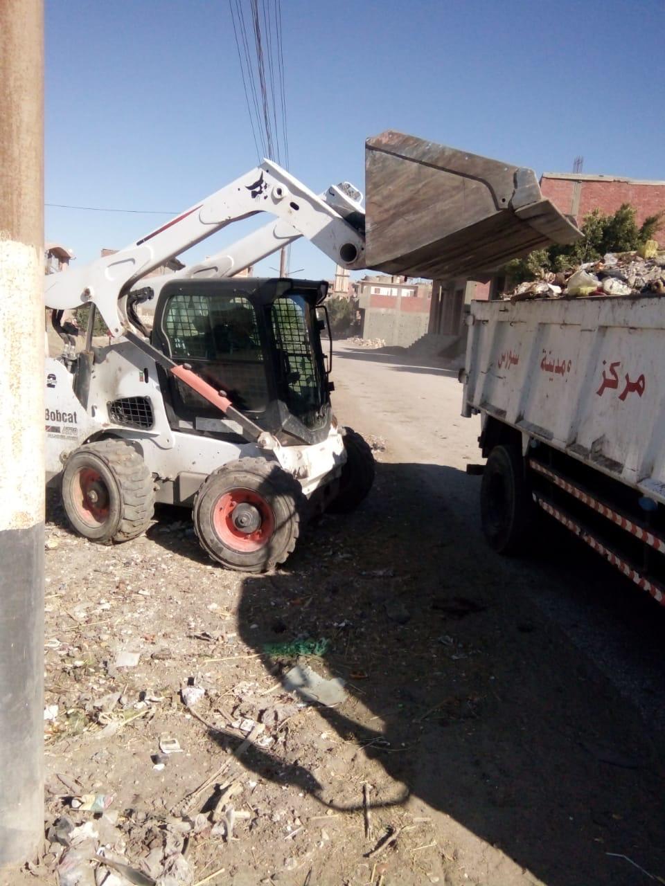   محافظ الفيوم : رفع 60 ألف طن قمامة ومخلفات بناء خلال شهر مارس