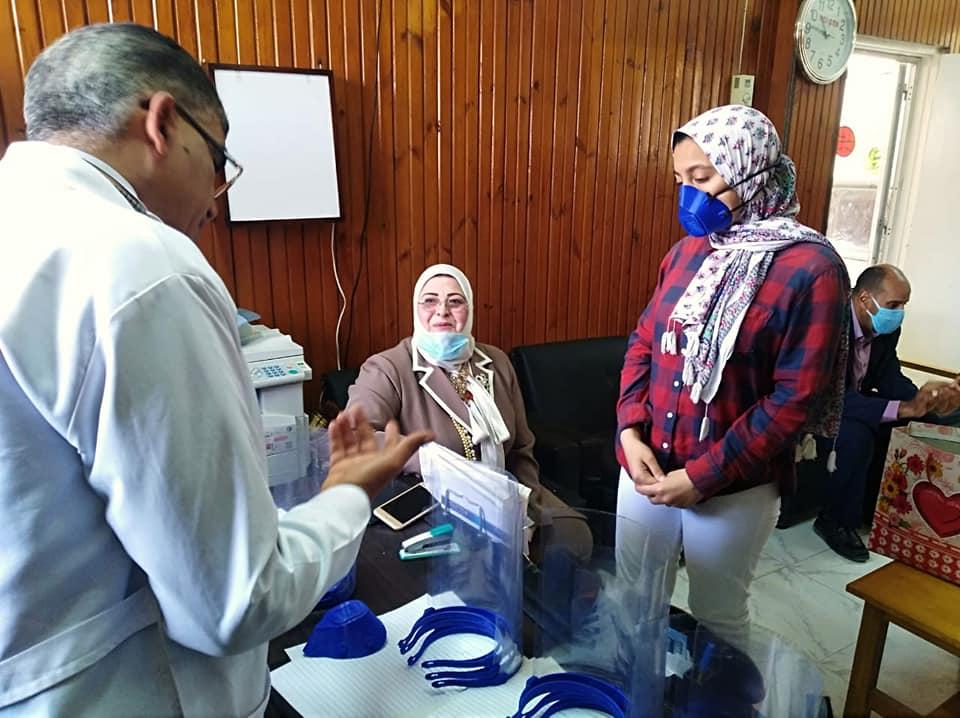   «التعليم» تسلم 20 واقياً للوجه لمستشفى حميات كفر الشيخ
