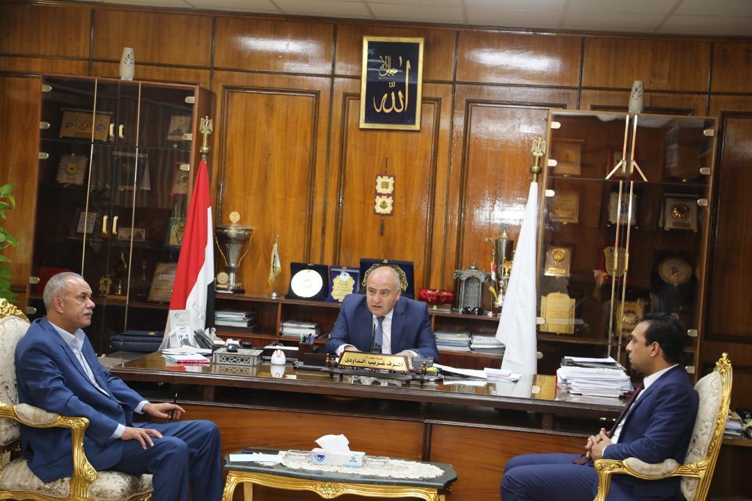   محافظ قنا يعقد اجتماعا مع اللجنة المختصة باستلام الطرق الإقليمية