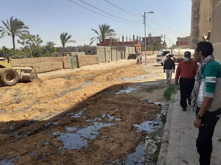   بعد حادث موت الطفلة...رئيس أبوصوير يقود حملة لإصلاح الصرف الصحي في السبع آبار