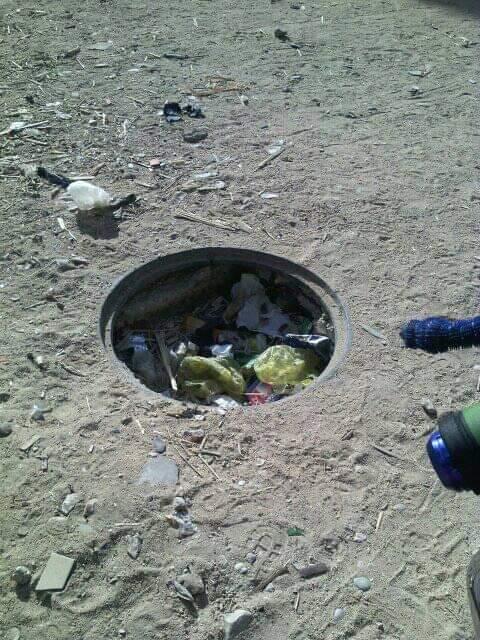   صور | أهالى منطقة المساكن بمدينة قنا يعانون من تراكم القمامة والبلاعات المكشوفة وإنتشار الحشرات