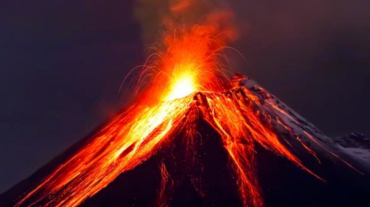   شاهد| لحظة ثوران بركان كراكاتوا في إندونيسيا دخان ناري لمسافة 500 متر في الهواء