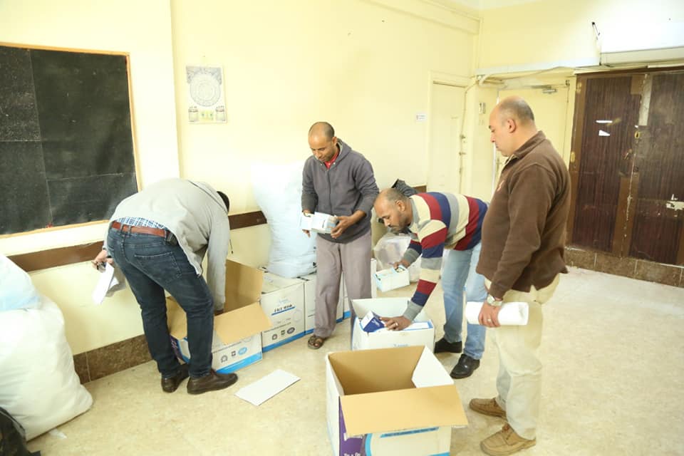   محافظ كفر الشيخ: يتابع استمرار توزيع «الكمامات والقفازات» علي عمال النظافة