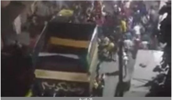   «يحملون كسوة تشبه الكعبة المشرفة».. أهالى الإسكندرية يقودون مسيرة ضد فيروس كورونا| شاهد