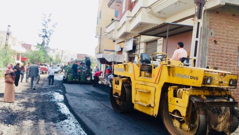   محافظ كفر الشيخ يوجه بإستمرار تمهيد ورصف الطرق الحيوية بالمدن والقرى