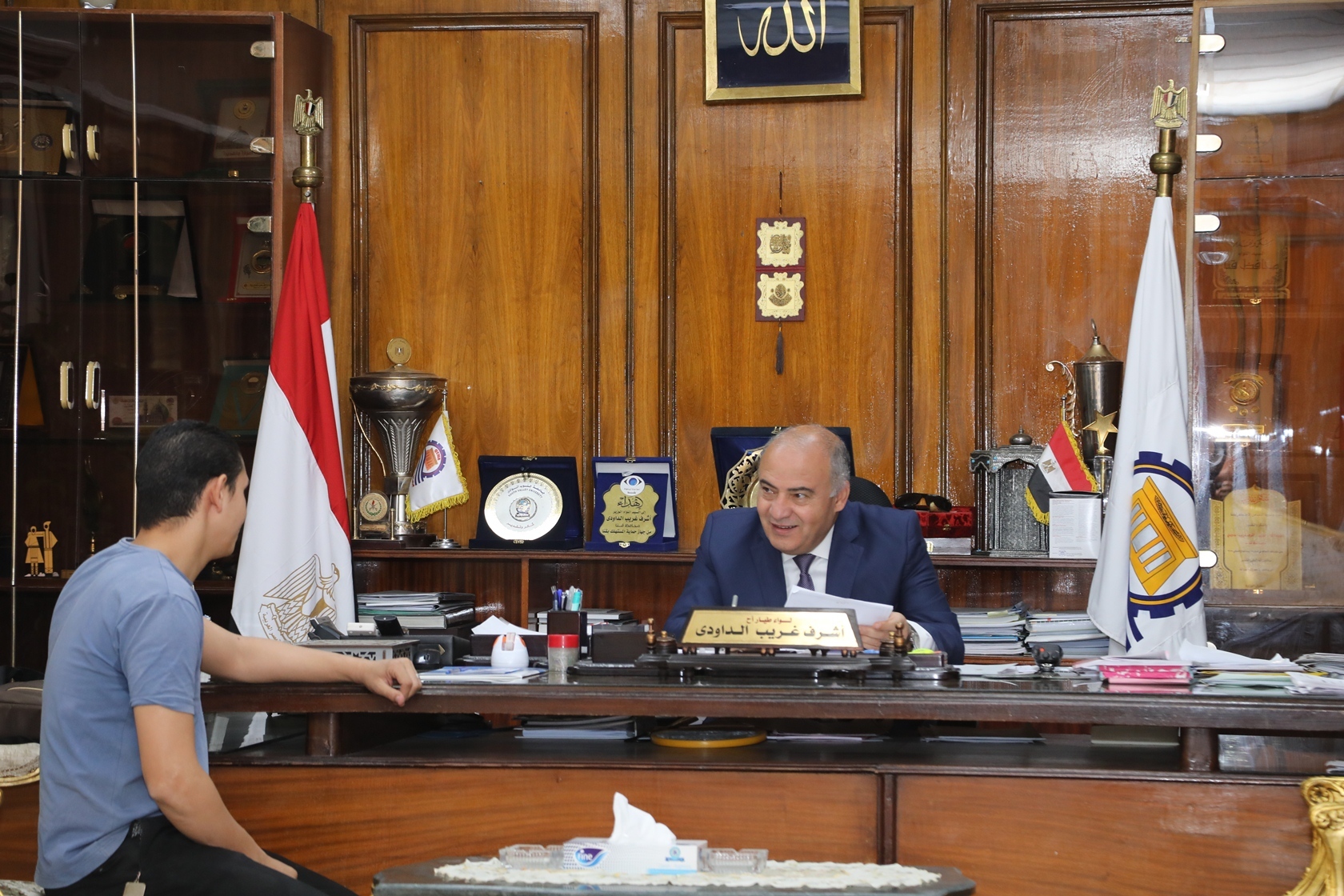 محافظ قنا ونائبه يلتقيان بعدد من المواطنين