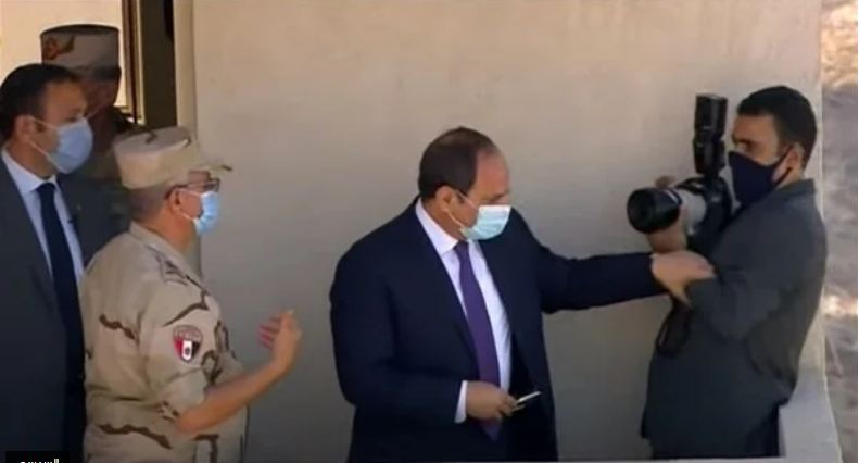    الرئيس السيسى ينقذ مصورا صحفيا قبل السقوط من شرفة وحدة سكنية | شاهد