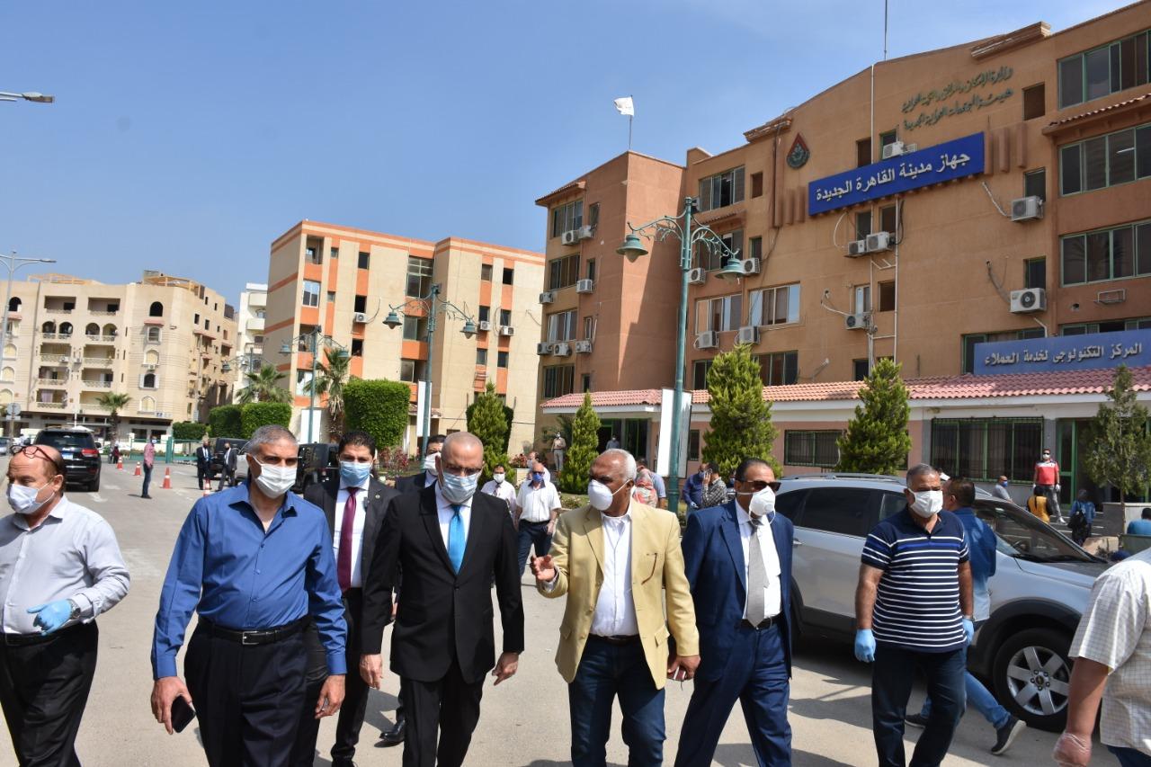   وزير الإسكان يقوم بجولة مفاجئة لتفقد سير العمل بمركز خدمة المواطنين بالقاهرة الجديدة