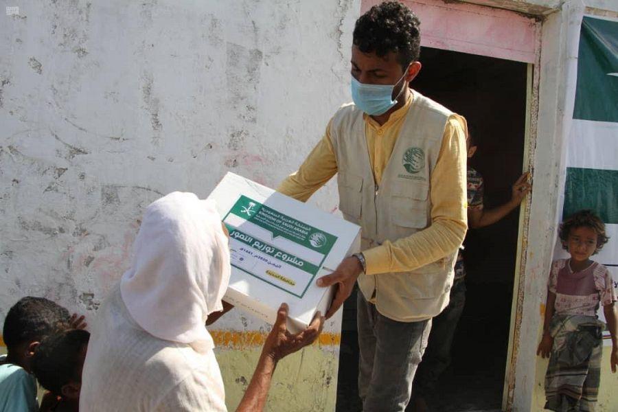   مركز الملك سلمان للإغاثة يقدم خدمات علاجية ومساعدات غذائية في اليمن