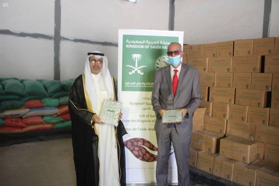   مركز الملك سلمان للإغاثة يوزع السلال الغذائية الرمضانية للأسر الأردنية والفلسطينية والسورية في الأردن  