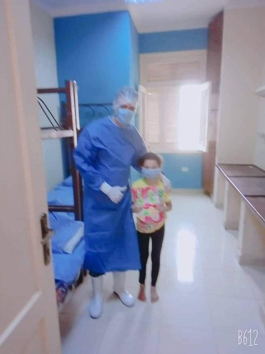   خروج أسرة مكونة من زوجين وطفلة من مستشفي عزل بني سويف بعد شفاءهم
