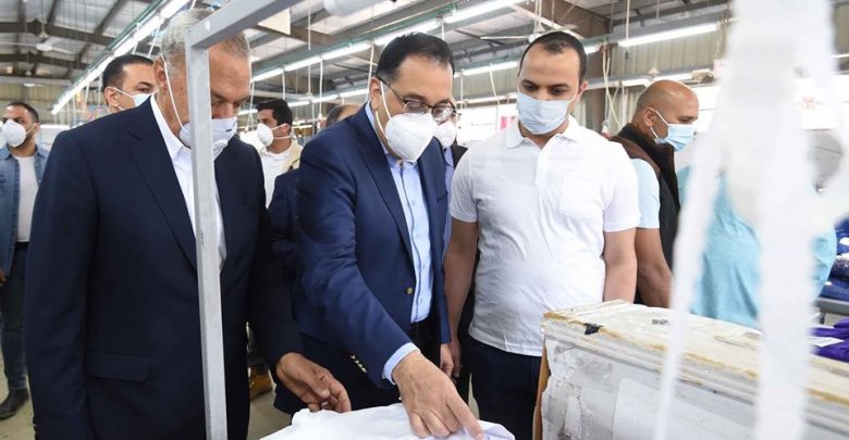خلال زيارته القليوبية اليوم رئيس الوزراء يتفقد مصنعا للملابس الجاهزة يصنع الملابس الطبية والكمامات