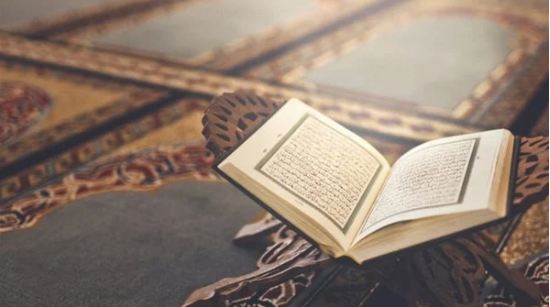   بالصور|| طالب بمعهد الخط العربى بقنا يحفظ القرآن ويكتبة بيدة