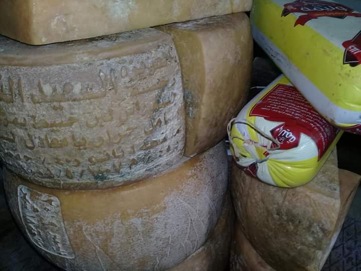   ضبط كميات كبيرة من الجبن الرومي و اللانشون «منتهية الصلاحية»  داخل ثلاجة في ثاني الإسماعيلية 