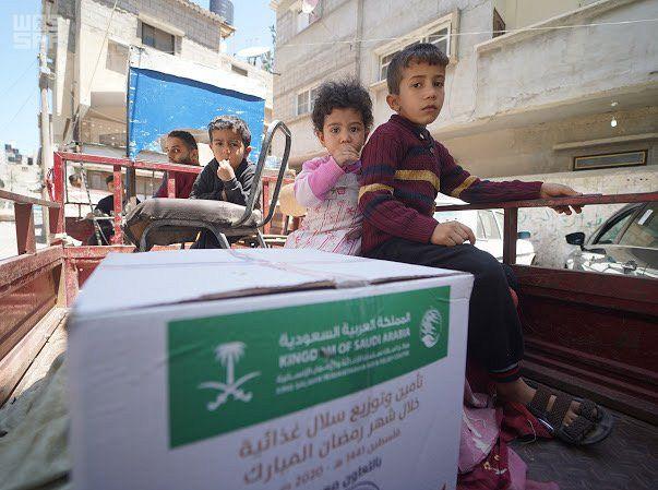   مركز الملك سلمان للإغاثة يواصل توزيع السلال الغذائية الرمضانية في قطاع غزة وباكستان والسودان