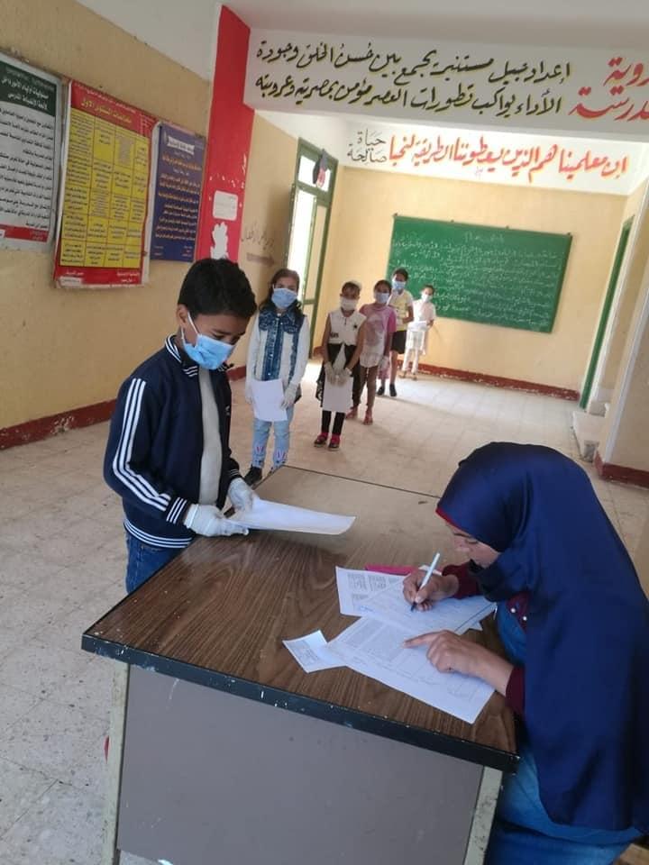   مدارس كفر الشيخ توزع «الكمامات» على الطلاب أثناء تسليم المشروعات البحثية
