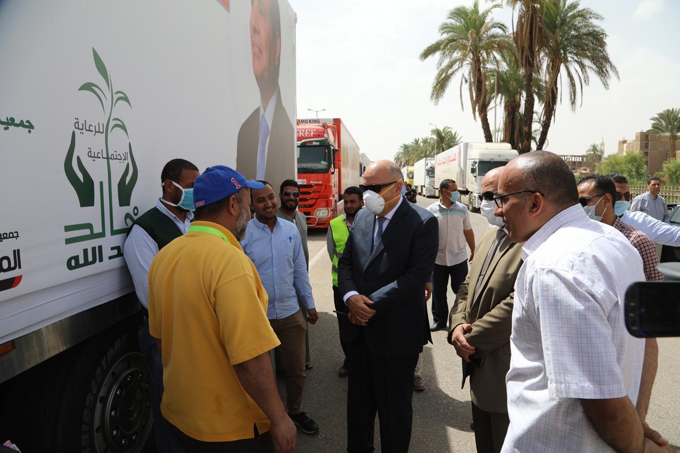   محافظ قنا يشهد توزيع 38 ألف كرتونة مواد غذائية من صندوق تحيا مصر ضمن مبادرة «نتشارك هنعدى الأزمة»