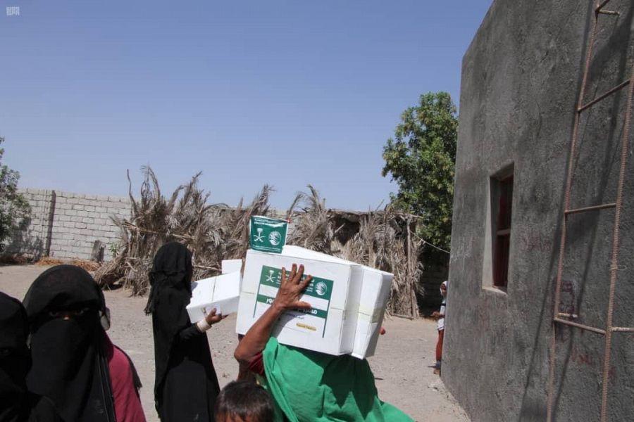   مركز الملك سلمان للإغاثة يوزع مساعدات غذائية و إيوائية في اليمن