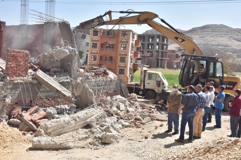   محافظ أسيوط: تنفيذ 3007 حالة ازالة لمخالفات البناء والتعديات خلال شهر بأحياء ومراكز المحافظة