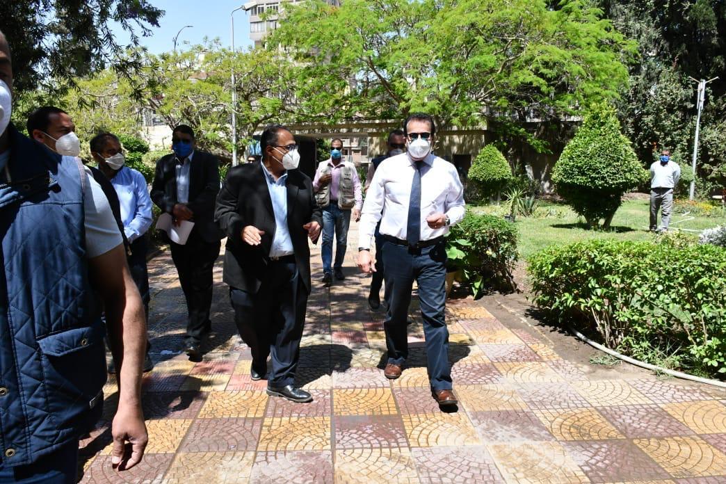   بالصور|| وزير التعليم العالى يطمئن على المصريين العائدين من الخارج بمقر إقامتهم بالمدن الجامعية