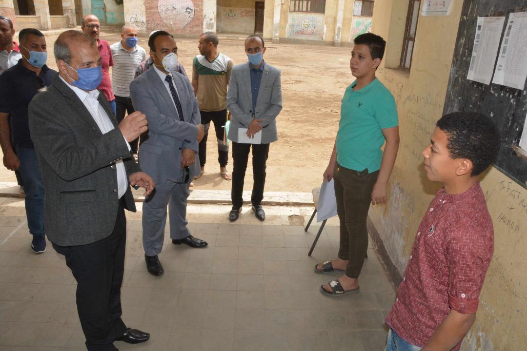   صور || نائب محافظ المنيا يتابع استلام المشروعات البحثية بعدد من المدارس