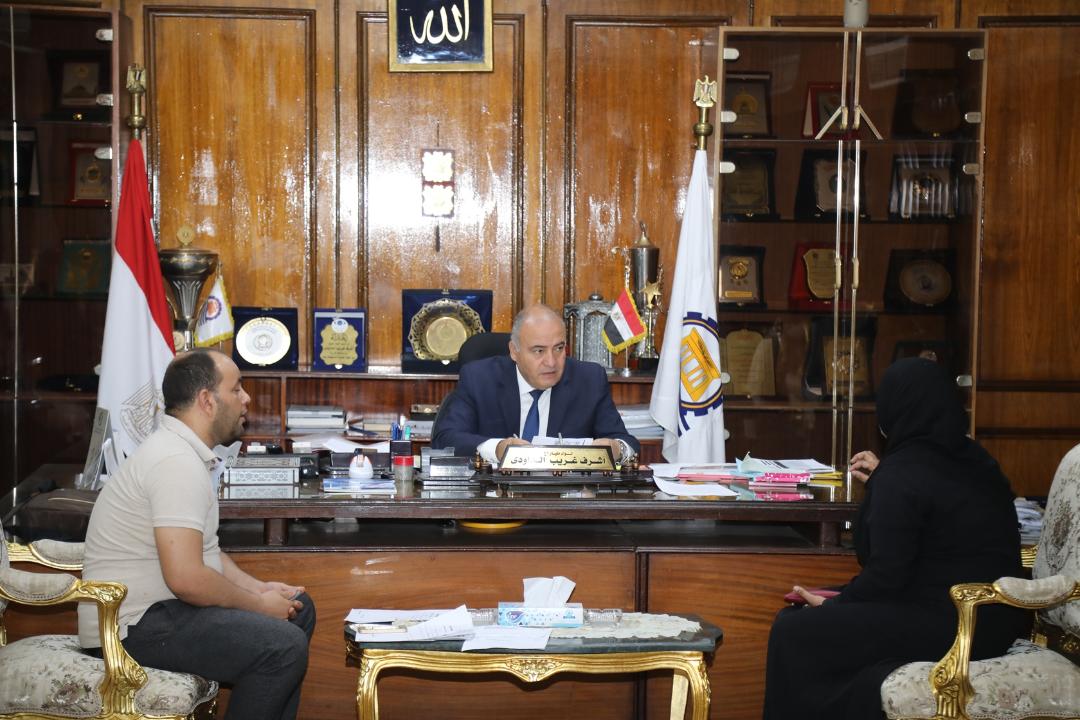 محافظ قنا ونائبه يستقبلان المواطنين للإستماع لمشاكلهم والعمل على حلها