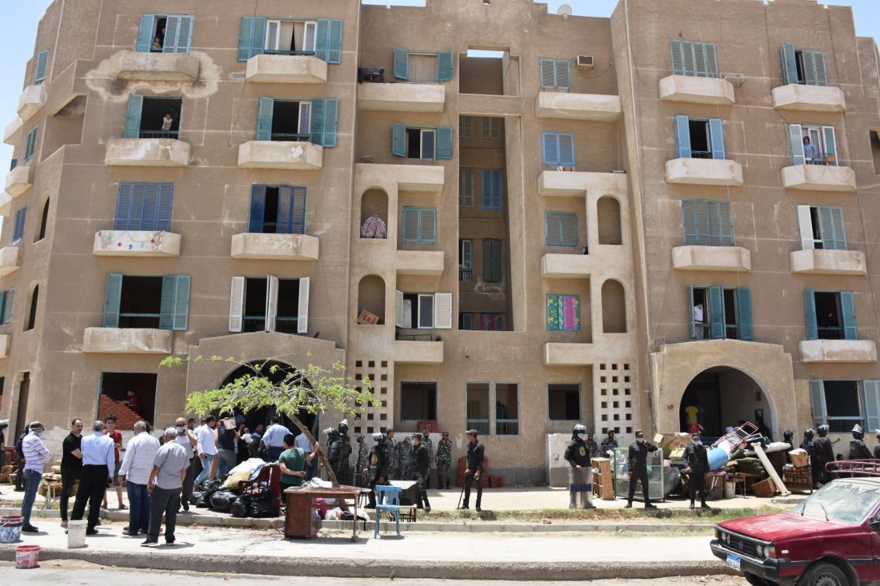   جهاز مدينة القاهرة الجديدة يسترد 40 وحدة سكنية متعدى عليها بالتجمع الأول
