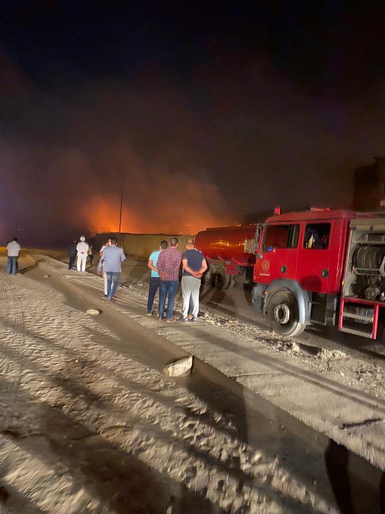    صور|| السيطرة على حريق  بمصنع أسفنج بالعبور والخسائر بالملايين 