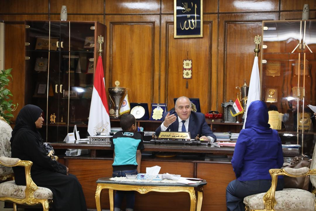 محافظ قنا يواصل لقاءاته مع عدد من المواطنين لحل مشاكلهم