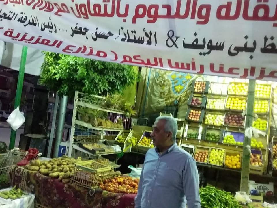   سكرتير عام بني سويف يتفقد شادر الخضر والفاكهة لبيع السلع الغذائية بأسعار مخفضة