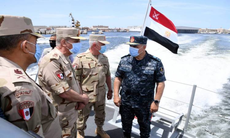   وزير الدفاع يتفقد الغواصة S-43 وقيادة القوات البحرية