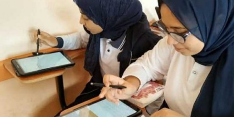   طلاب الصف الثاني الثانوي يؤدون امتحانات الجغرافيا والكيمياء إلكترونيا اليوم