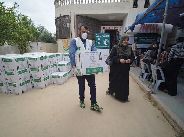   مركز الملك سلمان للإغاثة يقدم حزم مساعدات للفلسطينيين في الضفة الغربية وقطاع غزة