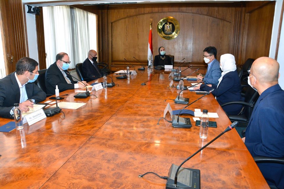   وزيرة التجارة تبحث مع مسئولي شركة سامسونج مصر خطط الشركة لزيادة استثماراتها خلال المرحلة المقبلة