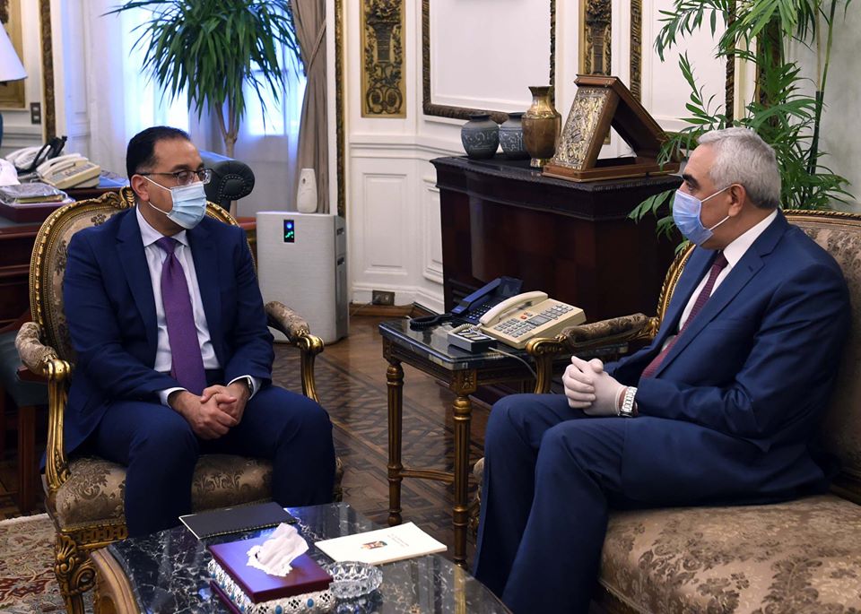   رئيس الوزراء يلتقى السفير العراقى بمصر