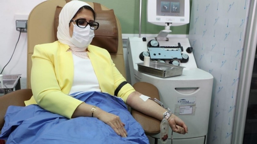   وزيرة الصحة تتبرع بالدم.. وتوجه الشكر لكل من تبرع بعد تفعيل حملة الوزارة بالتعاون مع «فيسبوك»