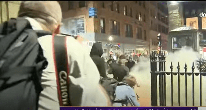   شاهد|| الشرطة الأمريكية تهاجم المحتجين قرب البيت الأبيض بالرصاص المطاطى